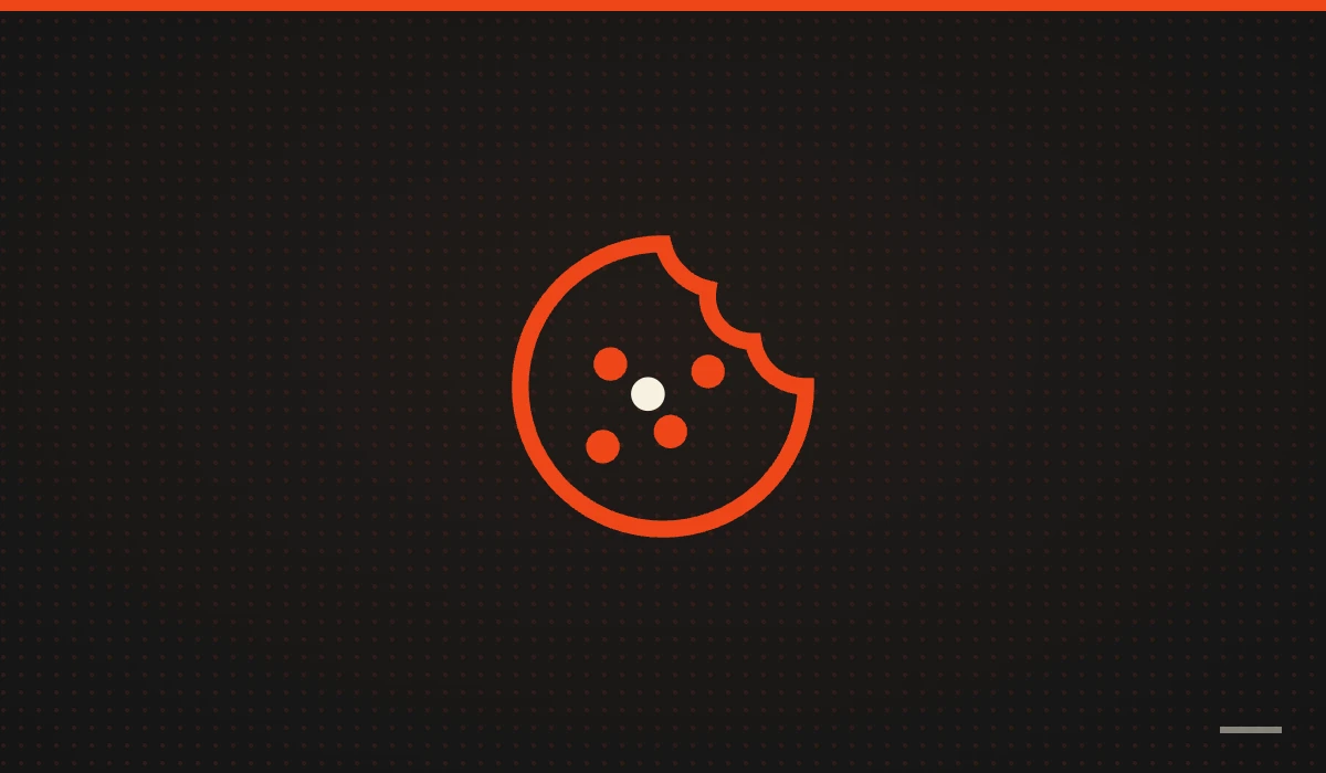 Galleta mordida en naranja sobre fondo negro: el banner de cookies