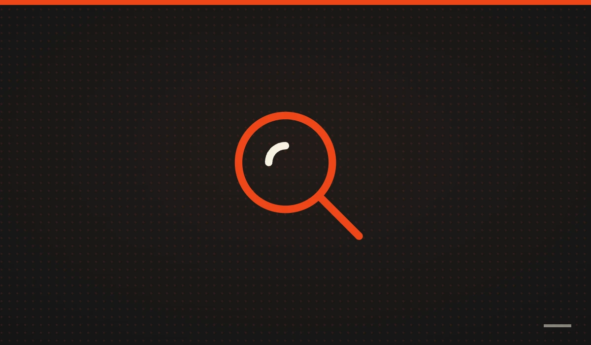 Lupa naranja sobre fondo negro: por qué tu web no aparece en Google
