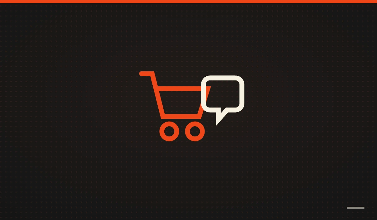 Carrito de la compra junto a un bocadillo de conversación, en naranja sobre fondo negro: tienda online o WhatsApp
