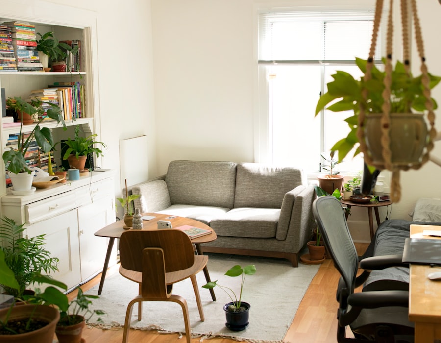 Sala amplia con sof&aacute; y plantas