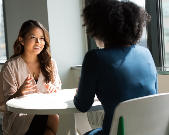 Dos personas conversando en una mesa